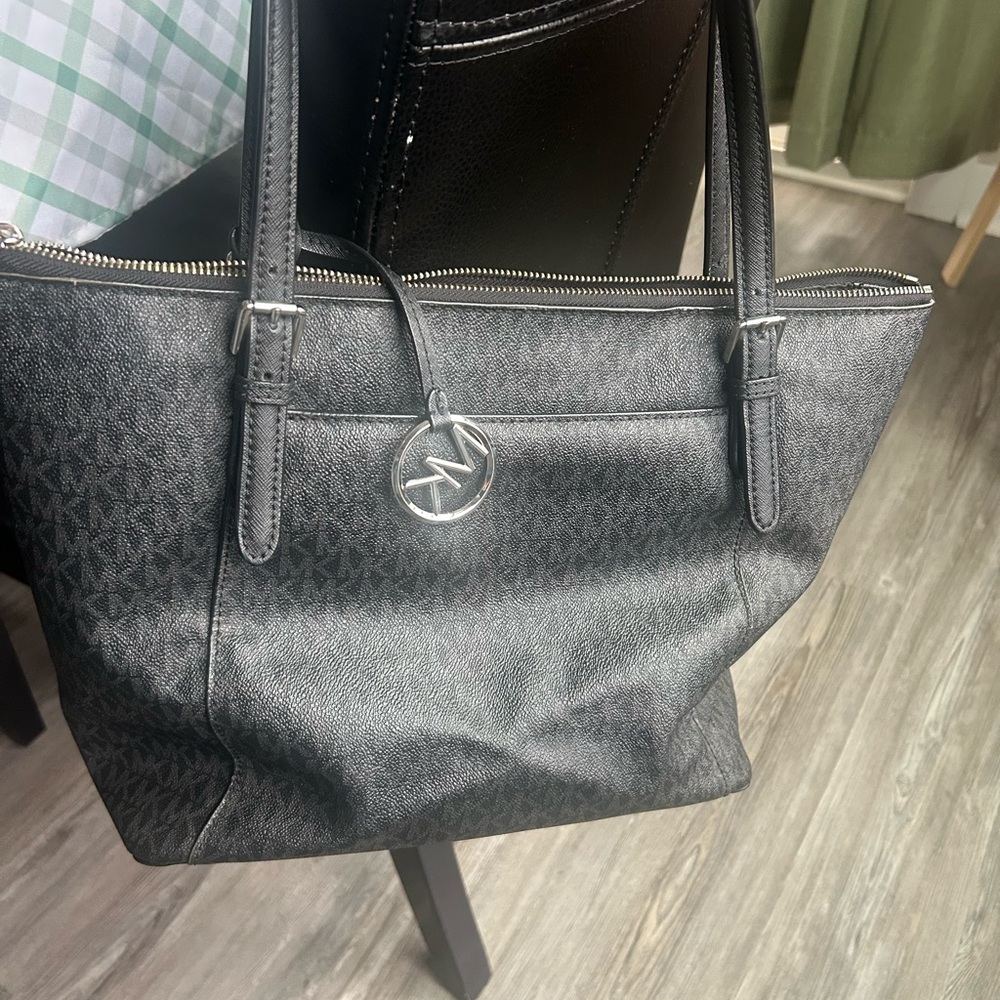 Michael Kors Black jet set logo 16 inch tote - Picture 5 of 14